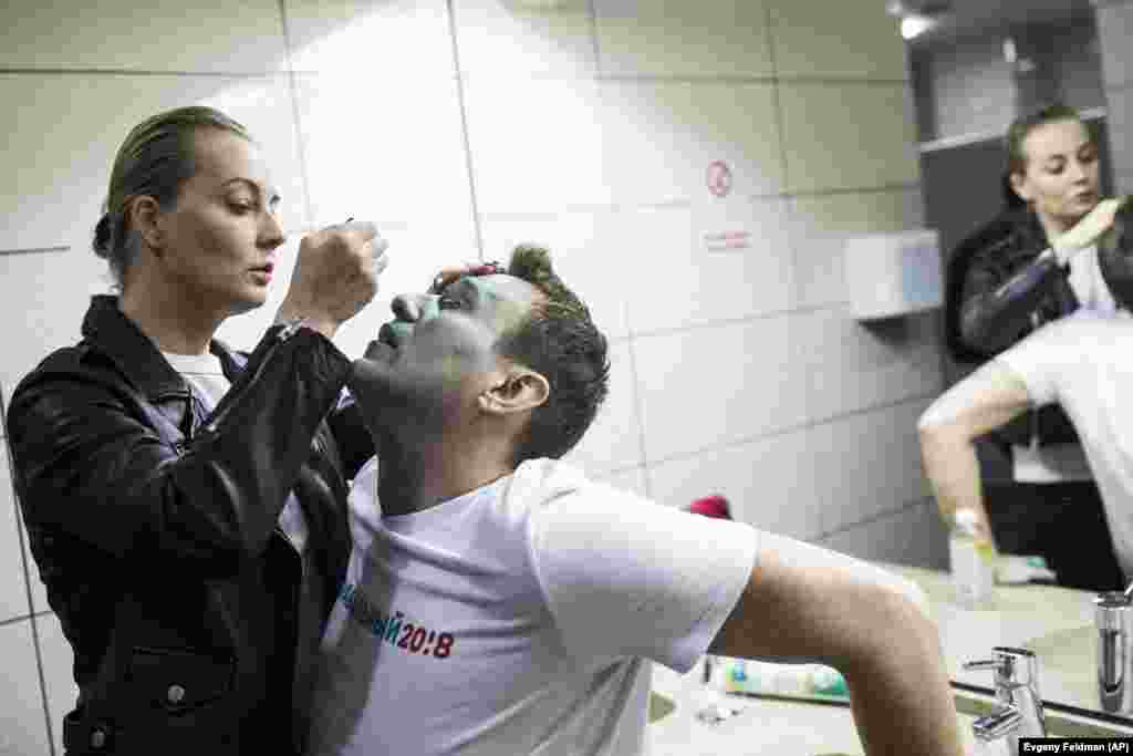 Julija pomaže Alekseju da očisti lice nakon napada u kojem je zadobio opekotine na očima.