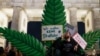 Slavlje ispred Brandenburške kapije u Berlinu nakon legalizacije kanabisa, 1. aprila 2024.