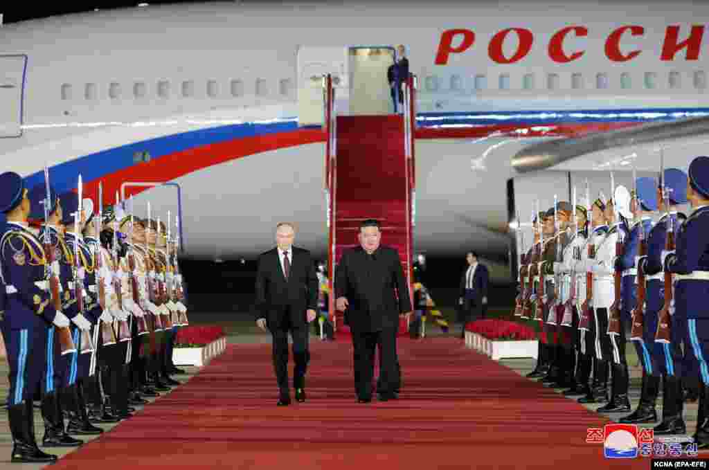Ким Чен Ын и Владимир Путин на красной дорожке в аэропорту. Фото опубликовало Центральное новостное агентство Северной Кореи (KCNA). Государственное телевидение показало, как Ким&nbsp; Чен Ын и Путин обменялись рукопожатиеми и обнялись после приземления самолета с российским лидером в предрассветные часы&nbsp;