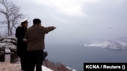 Севернокорејскиот лидер Ким Џонг Ун присуствува на тестирање на крстосувачка ракета лансирана од подморница на непозната локација во Северна Кореја, 28 јануари 2024 