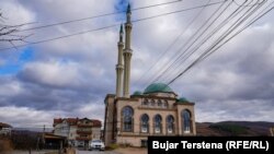 Xhamia "Mati 1" në Prishtinë, ku fëmijëve iu kërkua gjatë një ore mësimore fetare të ofronin ide se si t'i bindnin prindërit e vet të mos e festonin Vitin e Ri.