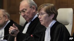 Съдия Джоан Донохю председателства Международния съд на ООН по делото на ЮАР срещу Израел, Хага, 26 януари 2024 г.