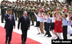 Xi și Putin trec prin dreptul paradei chineze în onoarea vizitei președintelui rus.