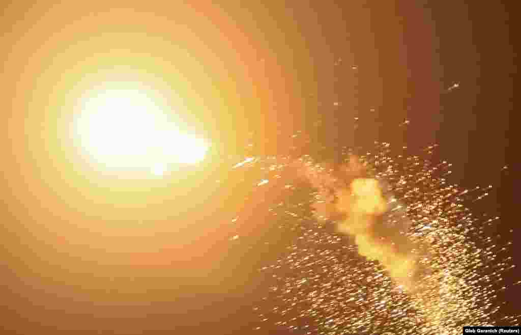 Një dron duke shpërthyer në qiell mbi qytetin e Kievit. Kryebashkiaku i Kievit, Vitali Klitscho, nëpërmjet rrjetit social Telegram, tha se trupi i pajetë i një banori në një nga ndërtesat e sulmuara, ishte gjetur kur ekipet e emergjencës shuan zjarrin në lagjen historike të kryeqytetit, Podil.