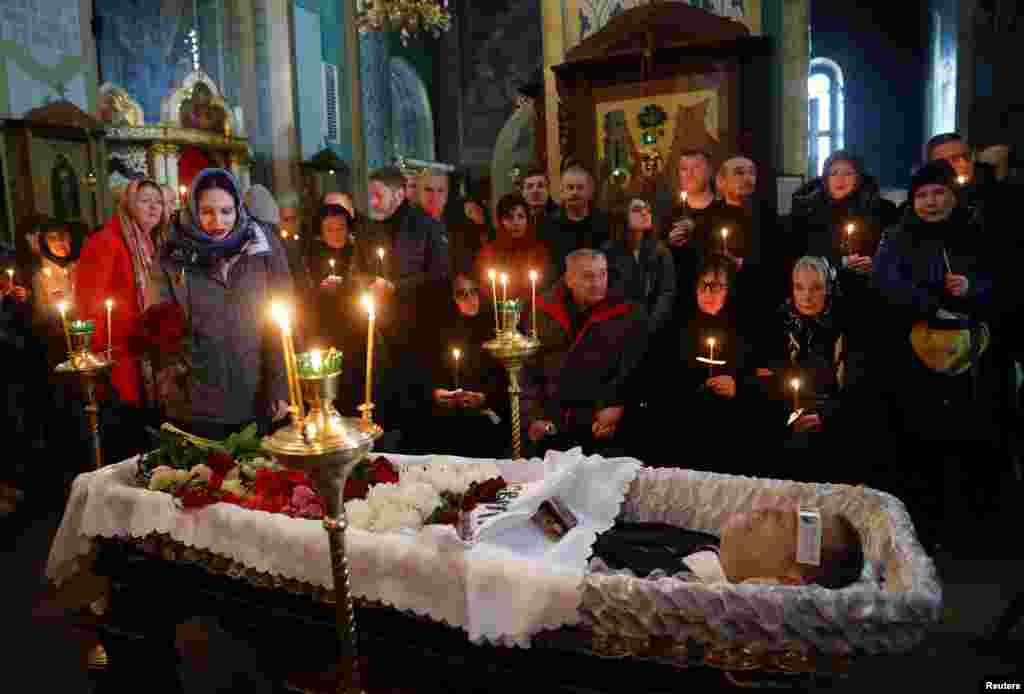A templomban Navalnij holttestét nyitott koporsóban, virágcsokrokkal díszítve helyezték el. &bdquo;Ilyen felvételnek soha nem lett volna szabad elkészülnie&rdquo;&nbsp;&ndash; mondta Navalnij politikai szövetségese, Leonyid Volkov a temetést követő élő YouTube-közvetítésen