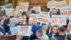Опозицијата со транспаренти на почетокот на конститутивната седница на Собранието на Србија, 6 февруари 2024 година