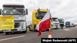 Un steag polonez pe conurile de trafic, la protestul transportatorilor polonezi, care au blocat punctul de trecere a frontierei polono-ucrainene din Dorohusk, Polonia, 6 noiembrie 2023