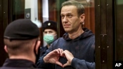 „Continuă să câștige victorii chiar dacă îi dau noi sentințe”, a spus un activist rus anti-război despre liderul opoziției întemnițat, Aleksei Navalnîi.