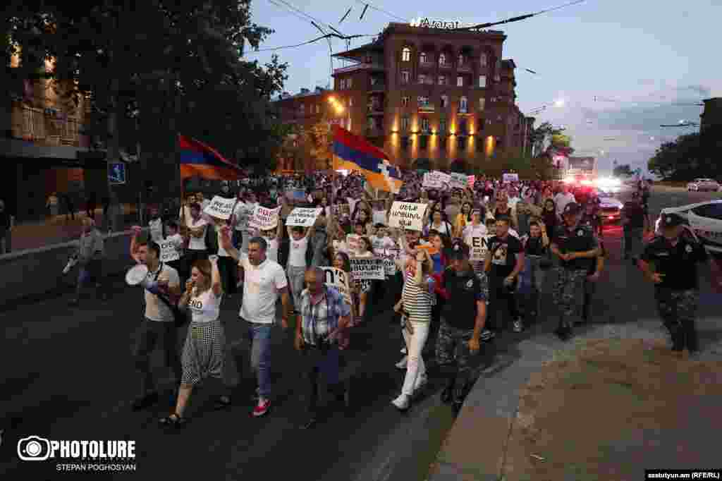 Një protestë në qendër të Jerevanit e mbajtur më 21 korrik, ku u bë thirrje për t&#39;i dhënë fund bllokadës në Nagorno-Karabak. Disa protesta masive janë mbajtur në Armeni ditëve të fundit pasi kushtet brenda Nagorno-Karabakut janë përkeqësuar në mënyrë dramatike. Marut Vanian, një gazetar brenda qytetit Stepenakert, i tha Radios Evropa e Lirë më 23 korrik se situata &ldquo;po përkeqësohet dita-ditës&rdquo;.