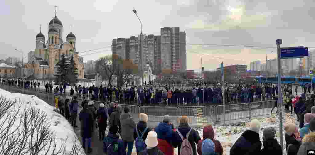 Mii de oameni s-au adunat la Biserica Maicii Domnului din Moscova la 1 martie să-și ia rămas bun de la activistul anticorupție&nbsp;Aleksei Navalnîi, care a murit într-o închisoare de dincolo de Cercul Polar în circumstanțe neclare.&nbsp; &nbsp;