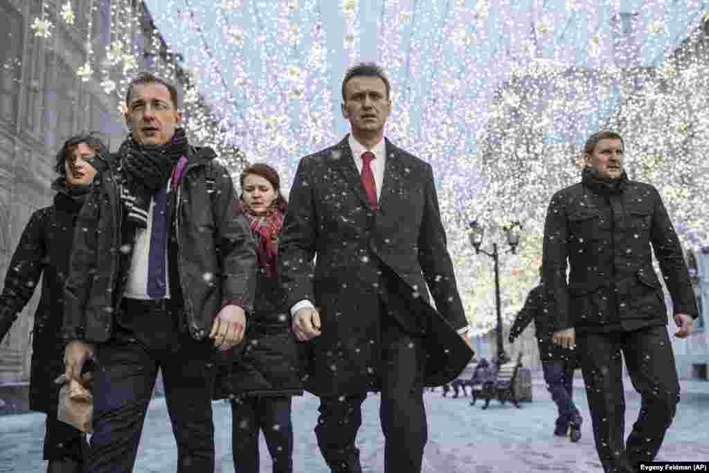 Navaljni ide na sastanak u Centralnu izbornu komisiju u Moskvi, 25. decembra 2017. Diskvalificiran je iz utrke nakon krivične presude. Ovaj potez se naširoko smatra politički motiviranim.