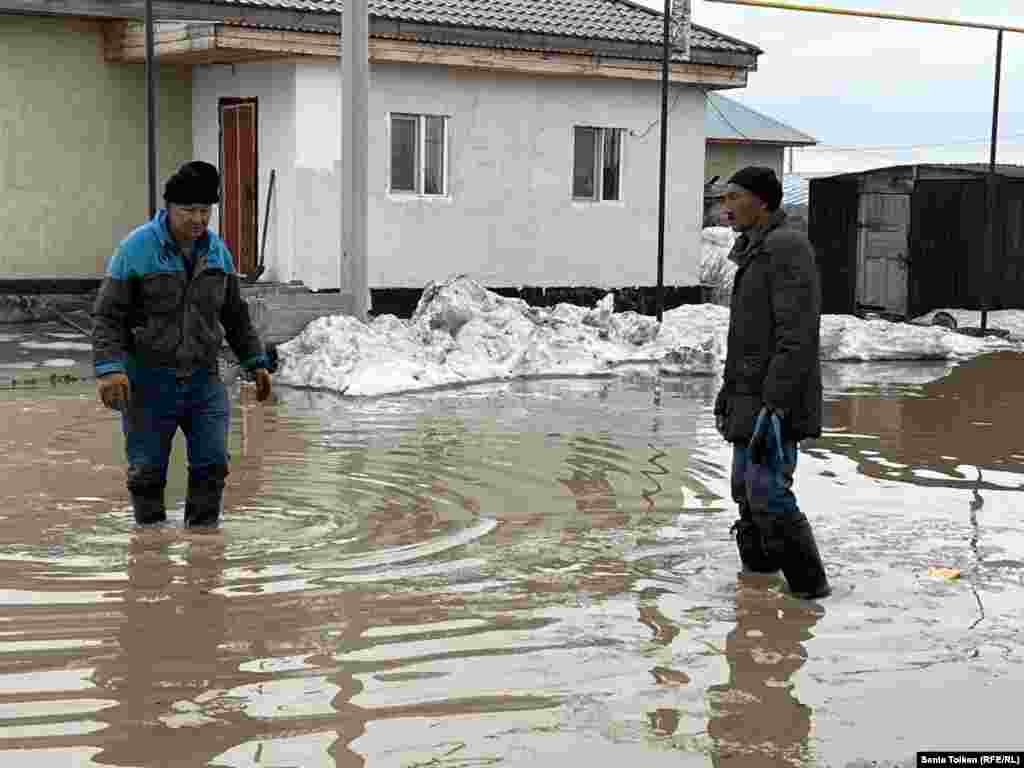  Жители села Коянды стоят во дворе, подтопленном талой водой. Населенный пункт в пригороде столицы несколько дней борется с паводками. Сельчане, недовольные действиями властей по устранению последствий наводнения, выходили на улицу, перекрывали дорогу. Шестерых оштрафовали, вменив им&nbsp;&laquo;участие в незаконном митинге&raquo; &nbsp; 