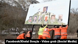 Autoritetet kosovare duke hequr billbordin me fotografitë e presidentit serb, Aleksandar Vuçiq, presidentit rus Vladimir Putin dhe disa zyrtarëve tjerë në veri të Kosovës. Zveçan, 25 janar 2024.