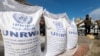 Raseljeni Palestinci čekaju pomoć Agencije Ujedinjenih nacija za palestinske izbeglice (UNRWA) u gradu Rafa na jugu Pojasa Gaze, 7. mart 2024. 