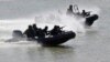 Militari ai Marinei Române în acțiune în timpul exercițiului militar „Sea Shield 2023”, condus de NATO în Delta Dunării, lângă portul Mahmudia, la 300 de kilometri est de București, România, 30 martie 2023.