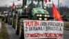 Protest al fermierilor polonezi în februarie 2024. Pe banerul din față se poate citi: „Putin, fă ordine în Ucraina, la Bruxelles și în guvernul nostru!”