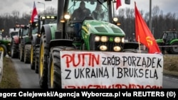 Транспарент на протестот на земјоделци: „Путин – поправете ја Украина, Брисел и нашата влада“. Полска, 20 февруари 2024 г.