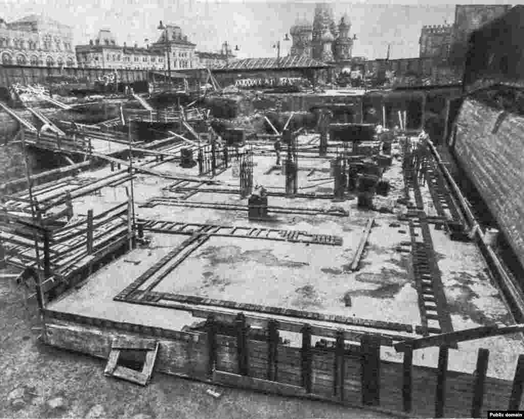 Фундамент мавзолея, который начали строить в конце 1920-х. Архитектор Алексей Щусев представил эскиз мавзолея из красно-чёрного гранита, схожего с двумя его предыдущими деревянными конструкциями. Власти отобрали его эскиз. Как объяснял позже Щусев, чёрный гранит должен был символизировать &laquo;траур&raquo;, а массивный ступенчатый узор наводил на мысль, что &laquo;Ленин умер, но его дело живёт&raquo; &nbsp;