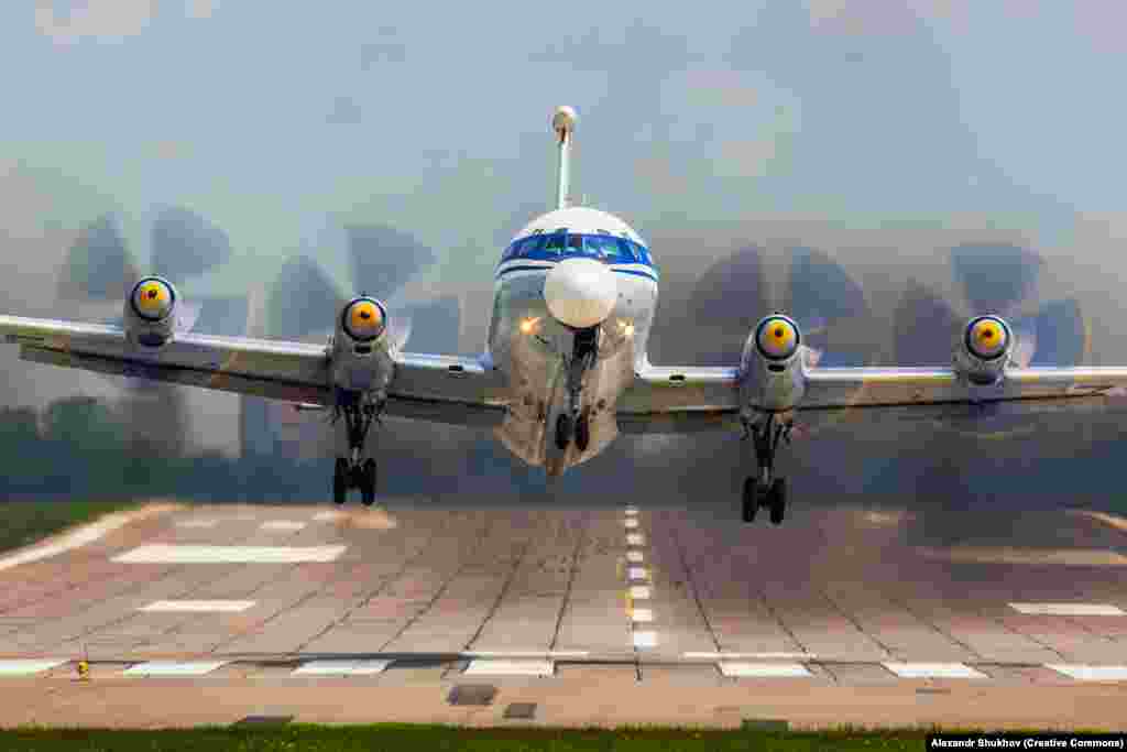 Një avion kontrolli ajror Il-22 duke u ngritur&nbsp; nga një fushë ajrore e Moskës në maj të vitit 2016. Kievi, gjithashtu, pretendoi se kishte &quot;shkatërruar&quot; një avion Il-22 në të njëjtën natë që u rrëzua avioni A-50. Fotot u shfaqën më vonë dhe tregonin se Il-22 me sa duket i kishte mbijetuar një uljeje emergjente me një bisht të dëmtuar rëndë nga copëzat. &nbsp;