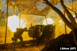 Ukrajinski vojnik iz 10. jurišne brigade Edelweiss ispaljuje top D-30 prema ruskim položajima na prvoj liniji fronta, blizu Bahmuta, regija Donjeck, Ukrajina.