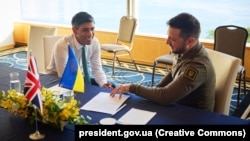 Președintele ucrainean Volodimir Zelenski (dreapta) și prim-ministrul Marii Britanii, Rishi Sunak, în timpul unei întâlniri la G7 de la Hiroshima, 20 mai.