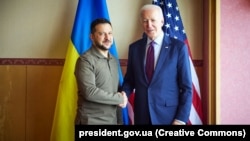 Президентите на Украйна и САЩ Володимир Зеленски и Джо Байдън си стискат ръцете по време на срещата на върха на лидерите на Г-7 в Хирошима, Япония, на 21 май 2023 г.