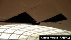 Таванът около стъкления купол се рони на парчета.