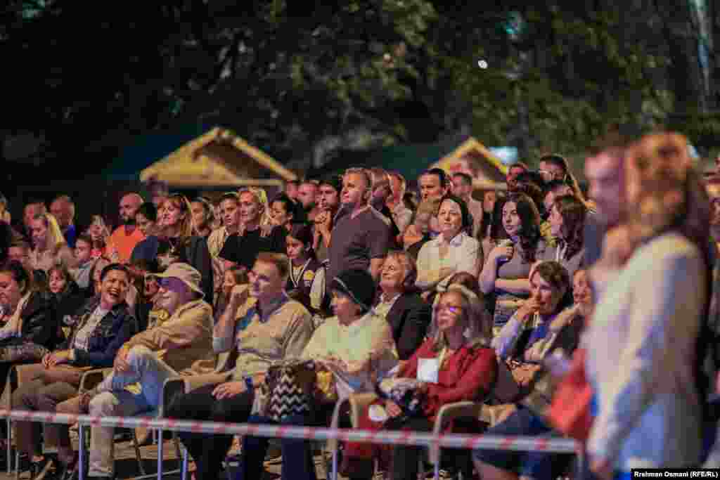 Disa persona duke ndjekur festivalin në Prishtinë natën e 12 gushtit. 