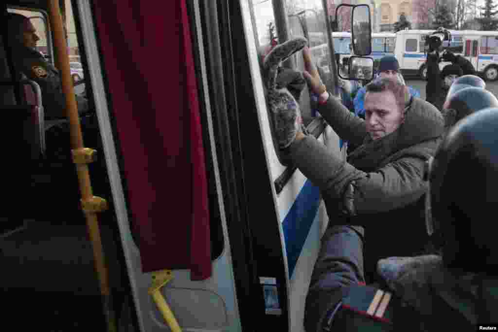 Hapšenje Navaljnog na &quot;neodobrenom skupu&quot; u centru Moskve, 15. decembra 2012. Opozicija je tvrdila da su privedeni kako bi im se spriječilo sudjelovanje na protestu protiv Putina.