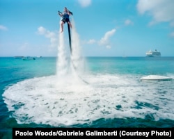 Zaposlenik kompanije Jetpack Cayman demonstrira vodene sportove uz obalu Kajmanskih ostrva. Mike Thalasinos, vlasnik kompanije, primjećuje: "Jetpack je bez gravitacije. Kajmani su bez poreza. Na pravom smo mjestu!"