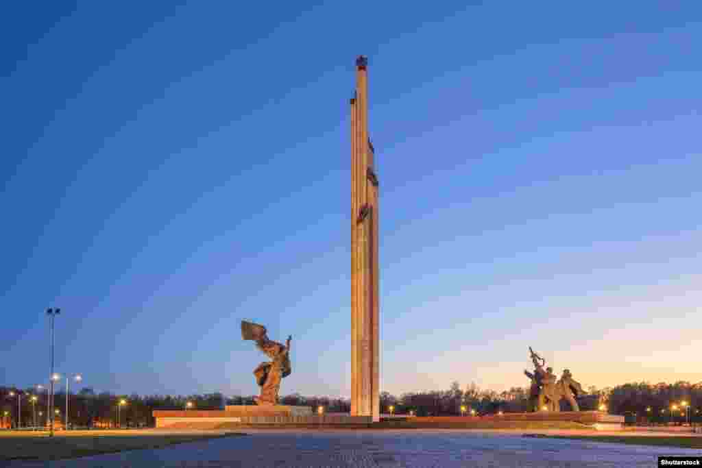Spomenik oslobodiocima sovjetske Latvije i Rige od njemačkih fašističkih osvajača u Rigi. Obelisk, visok 79 metara, uklonjen je u avgustu 2022. Kompleks je ponovo otvoren u novembru 2023., nakon preuređenja.