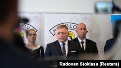 Премиерът на Словакия Роберт Фицо на пресконференция, преди да бъде прострелян.