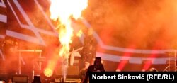 Këngëtari kroat, Marko Purishiq, i njohur më mirë si Baby Lasagna, duke performuar në Novi Sad, më 10 korrik 2024.