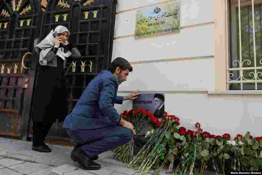 Цветы и плакат с надписью &laquo;Скорбим&raquo; возле посольства Ирана в Москве. Президент России Владимир Путин назвал Раиси &laquo;выдающимся политиком&raquo; и &laquo;настоящим другом России&raquo;
