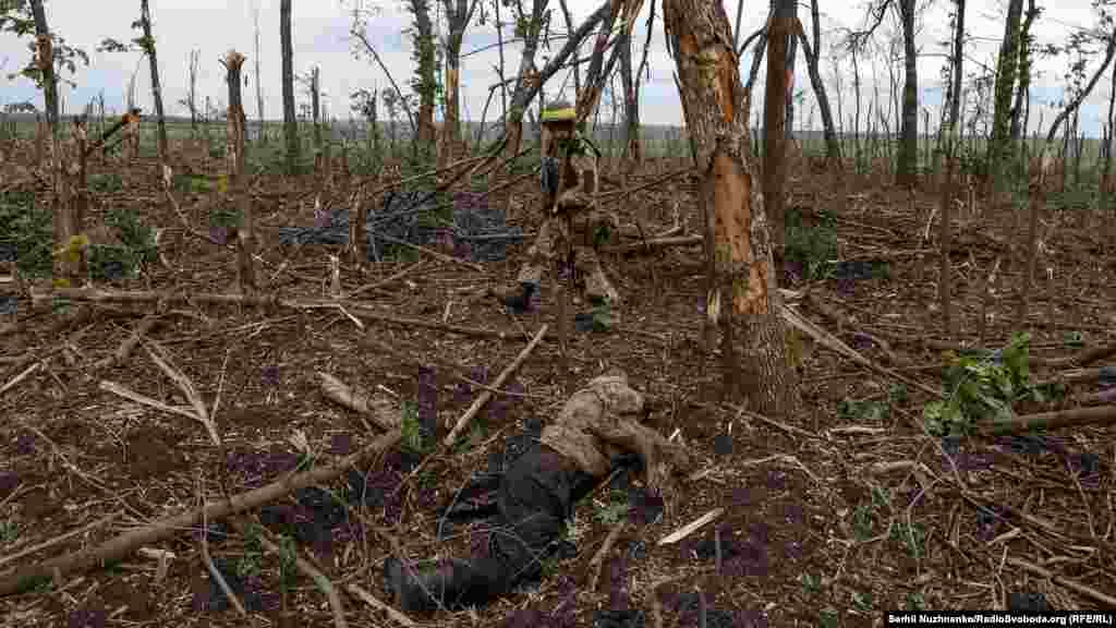 Un soldat ucrainean trece pe lângă cadavrul unui soldat rus mort. Timp de nouă luni, forțele Moscovei au încercat să cucerească orașul din regiunea Donbas, care a devenit un simbol al hotărârii de oțel a Kievului și al eșecului militar al Kremlinului.