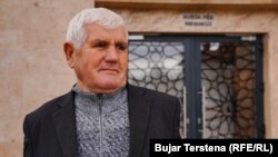 Halil Binaku, një besimtar që lutet në xhaminë "Mati 1", konsideron se besimtarët myslimanë nuk duhet t’i japin rëndësi festës së Vitit të Ri.