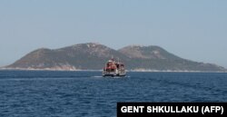 Një anije turistike duke lundruar drejt ishullit të Sazanit, rreth 140 km në jugperëndim të kryeqytetit të Shqipërisë, Tiranës.