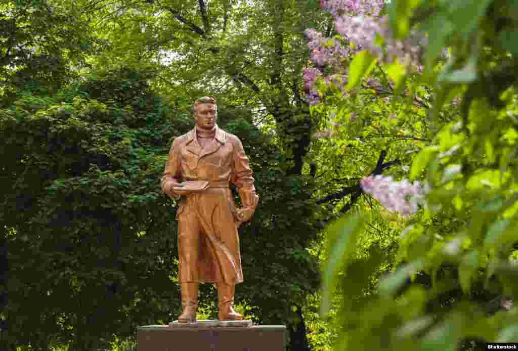 Statua sovjetskog pilota Valerija Čkalova u Kijevu (datum fotografije je nepoznat). Spomenik je uklonjen u februaru 2023.