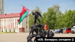 Деца од окупираниот украински регион Доњецк набљудуваат вежба на специјалните полициски сили на Белорусија во Минск, мај 2023 година. 