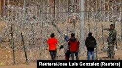 Migrantët pranë kufirit me gjemba në El Paso të Teksasit. 23 janar 2024. 