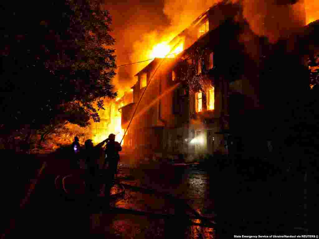 Pompierii au intervenit în dimineața zilei de 20 iulie pentru a stinge incendiul din clădirea rezidențială din Nikolaev.