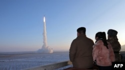Linderi verikorean, Kim Jong Un, duke shikuar lëshimin e një rakete balistike ndërkontinentale në dhjetor të vitit 2023. 