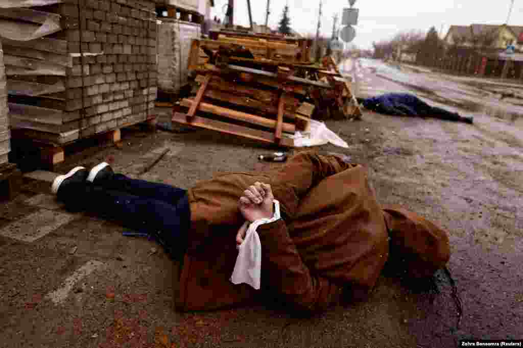 Kur trupat ruse u tërhoqën nga Buça, në periferi të Keivit, pas 33 ditësh pushtim &ndash; pasi dështuan të merrnin kontrollin e kryeqytetit ukrainas &ndash; ata lanë pas skena të tmerrshme, që edhe pas një viti nuk janë harruar. Fotografitë e trupave të civilëve, disa me duar të lidhura pas shpine, u shpërndan në mbarë botën.