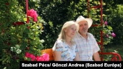 Gönczi Andrea és Székely László a házukat körülvevő arborétumban