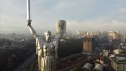 Simbolet sovjetike largohen nga monumenti i Kievit