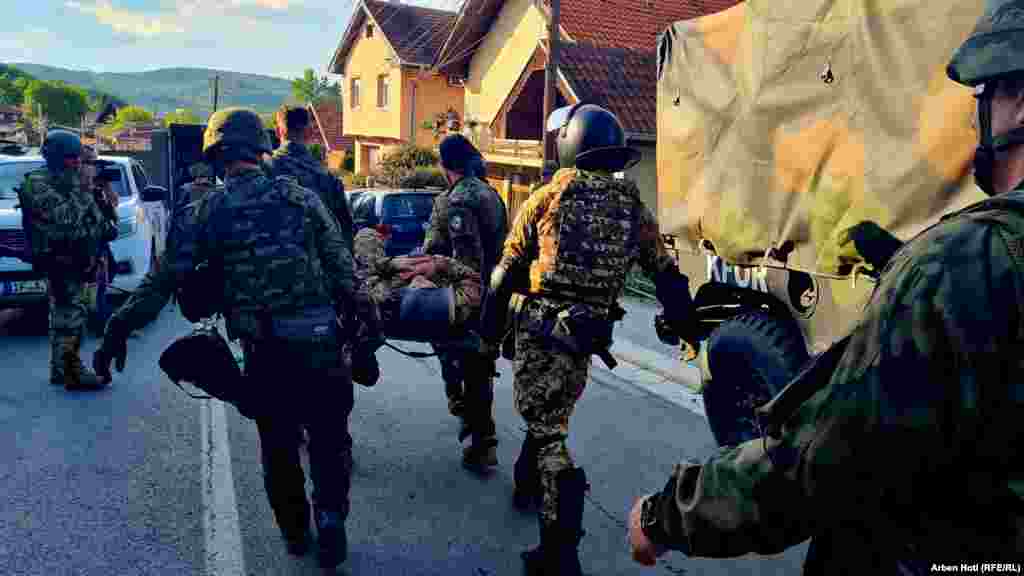 Tensionet u rindezën në komunat veriore të Kosovës pasi kryetarët e dalë nga zgjedhjet e jashtëzakonshme të 23 prillit - të gjithë shqiptarë - u kundërshtuan nga serbët lokalë.