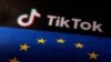 Logoja e TikTokut dhe flamuri i BE-së. Fotografi ilustruese.
