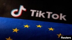 Logoja e TikTokut dhe flamuri i BE-së. Fotografi ilustruese.