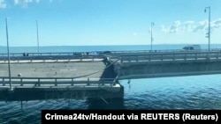  Oštećena deonica puta na Krimskom mostu, koja se odlomila i nagnuta u stranu uslijed, kako se navodi, noćnog napada na most. Snimak ekrana iz videa, 17. jula 2023