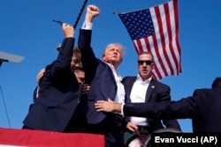 Donald Trump pas atentatit ndaj tij, teksa agjentët e Shërbimit Sekret e largojnë nga skena në Pensilvani.